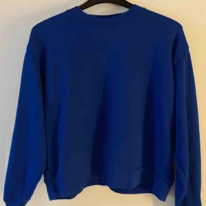 - Sweatshirt från weekday i storlek s