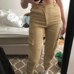  - Cargopants från missguided. Använd fåtal gånger och bra i längden på mig som är 171cm. Säljer då de ej kmr till använding längre. Frakt tillkommer 