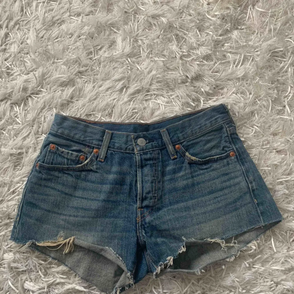 mycket Sparsamt använd Levis shorts. Nypris 549kr köpta i Levis butik i Västerås. Storlek W25. Shorts.