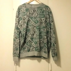 Tröja med $$ Divided(H&M) - En långärmad sweatshirt från märket Divived(H&M). Hel och ren o endast använd ett väldigt fåtal gånger. Som ny med andra ord. XL. 65KR.