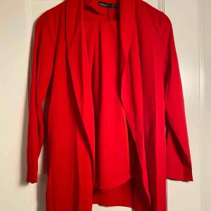  - Rött sett från boohoo. Vida kostymbyxor. Aldrig använd, lappar sitter kvar. Köparen står för frakt. 