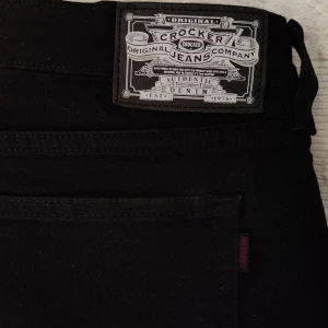 Crocker jeans svarta 32/32 - Svarta Crocker jeans.  Nypris 600 kr Oanvända, köpte fel storlek. Saknar slitningar och har aldrig tvättats.  W32 L32.  Modell: Hit Low. 98% bomull, 2% elastan.  Köparen står för frakten, fraktförslag mottages gärna. Samfraktar.