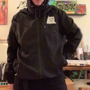  - Rip n dip jacka med den klassiska katten! Den är tunn och i windbreaker material. 100kr + frakt🙈