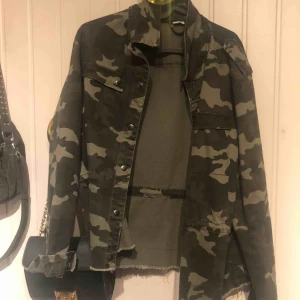  - Knappt använd militärjacka