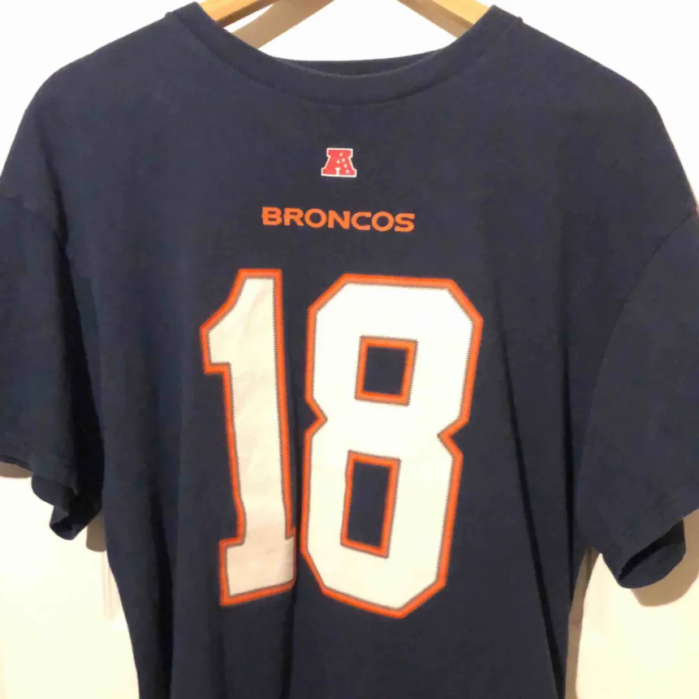 NFL tröja från laget Denver Broncos med nummer 18 Manning. Köpt för 250 kr. Skick skulle ja säga är 8/10 ungefär. Kan mötas upp i Stockholm annars betalar köparen för frakten 😁. T-shirts.