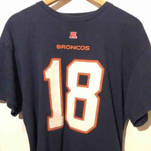 NFL tröja från laget Denver Broncos med nummer 18 Manning. Köpt för 250 kr. Skick skulle ja säga är 8/10 ungefär. Kan mötas upp i Stockholm annars betalar köparen för frakten 😁