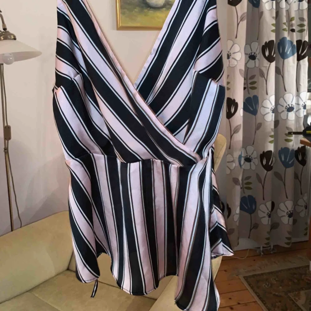 Ett super fint polyester linne från river island i nyskick köpt nyligen. Nypris 400kr. Konstanta vid intresse💘💘. Blusar.