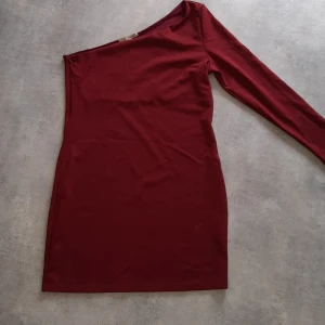 Oneshoulder klänning  - Använd fåtal ggr, tight men med stretch