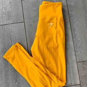  - SKITSNYGGA träningstights från Gymshark säljes pga fel storlek, använda 2 gånger. Praktiska fickor för telefon i sidorna. matchande sport -bh finns till salu och kan säljas som ett set. frakt tillkommer