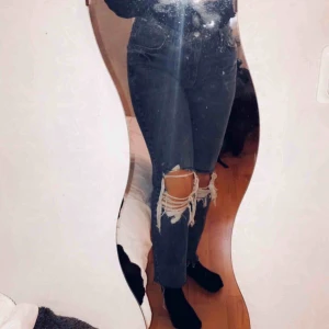  - Super snygga slitna boyfriend jeans (Färgen är mer rättvis på andra bilden)  269kr inkl frakten