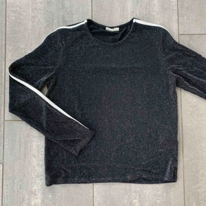  - Glittrig tröja i lurex, kan säljas tillsammans med matchand byxor. använd max 5 ggr, frakt tillkommer