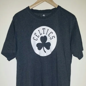 Adidas NBA Tshirt - En Adidas Tshirt från NBA kollektion.. använd ett väldigt Fåtal gånger precis som det mesta av det jag säljer.. XL i storlek och säljes för 70kr. Köparen står.för frakten( väldigt billig frakt på tshirts)