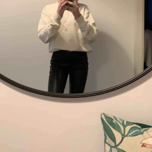  - Skit snygga jeans/ byxor i lack/skin material från Na-Kd i storek 32 men sitter som 34 de håller på att gå sönder i rumpan men det kan man sy ihop 60kr + frakt