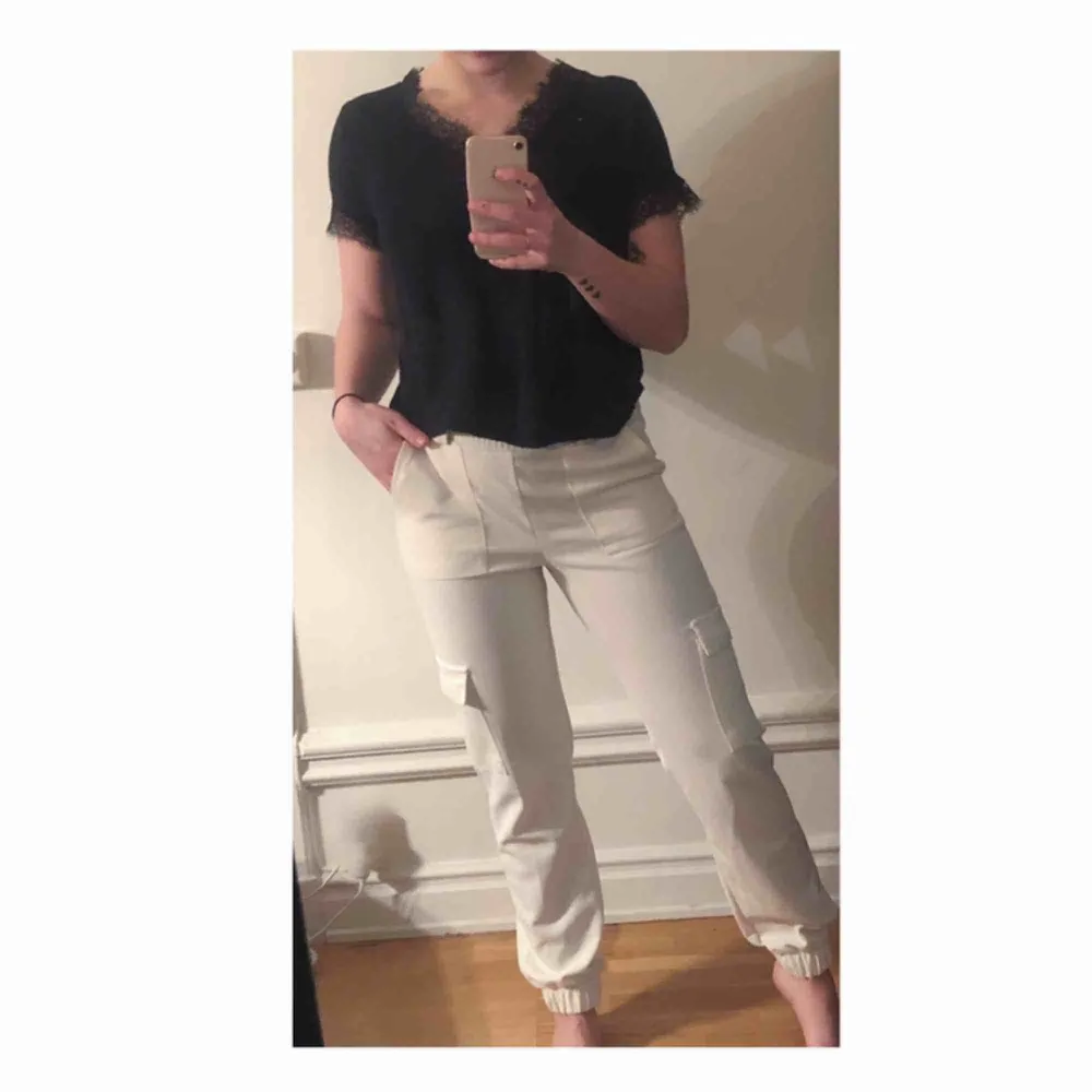 Vita byxor i stretch från Gina Tricot! Köparen står för frakt :) . Jeans & Byxor.