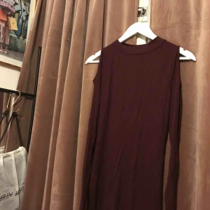  - Skitsnygg vinröd/lila klänning i stretchigt material och med öppna axlar