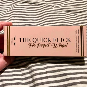  - Quick Flick eyeliner köpt för 280kr +tullavgift på ~100kr. Svart färg i modellen ”petite” 8mm. Aldrig använd, endast testad på handen! Säljer pga använder aldrig eyeliner. Frakt tillkommer💞
