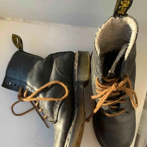 Dr martens - Använda Dr martens, fodrade  Möter upp i Uppsala annars står köparen för frakten💓🌸🧡Kan frakta flera plagg tsm så kolla in min profil för mer kläder :)