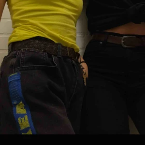  - Ett par föredetta mom-jeans, som jag tröttnade på och sydde på ett IKEA-band på, som jag sedan tröttnade på igen och spontant klippte av till shorts. 