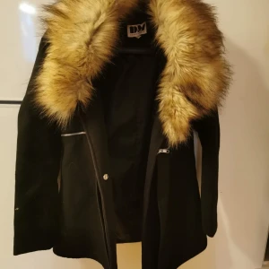 Pälsjacka storlek s - Super fin pälsjacka endast använd fåtal gånger. Ser oanvänd ut