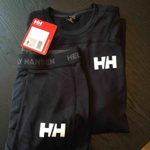  - Underställ från Helly Hansen (man). Namn: HH Lifa Active Set. Storlek S. HELT OANVÄNT, prislapp kvar. Nypris: 900kr