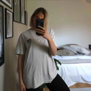  - Beige oversized tröja med litet tryck! Använd fåtal gånger, köpare står för frakt! 