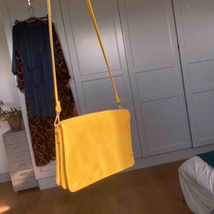  - Gul väska perfekt till våren 💛💛 Möts gärna upp i Stockholm, annars står köparen för frakten! 