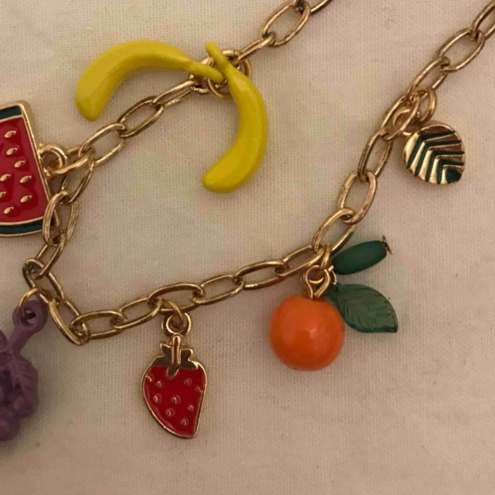 Fräääscht halsband med värsta fruktsalladen o massa detaljer. Har så jävla mycke smycken så hinner aldrig använda :( vet att nån annan behöver det mer än mig <3. Accessoarer.