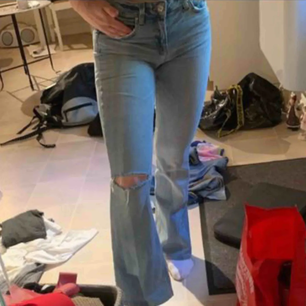 Sjukt snygga bootcut jeans från zara i fint skick. Jeans & Byxor.