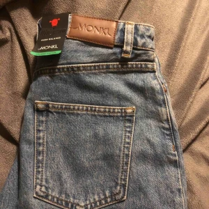  - Oanvända jeans från monki, frakt tillkommer