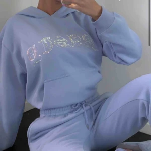  -  Säljer denna ascoola hoodie i storlek M, säljer pga att jag knappt använt den💕   Budet står just nu på: 500kr💕