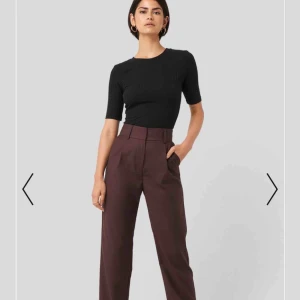  - Nya kostymbyxor från Na-Kd i strl 34. Supersnygga men dom sitter liiite för tajt för mig. 