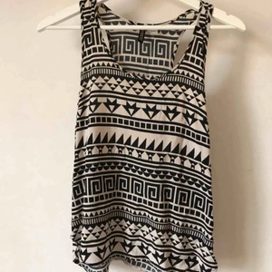  - Mönstrat svartvitt linne, i skönt strävt sidenliknande material. Fint skick!  Kan mötas i Stockholm eller skicka mot fraktkostnad! ✨🌸✨