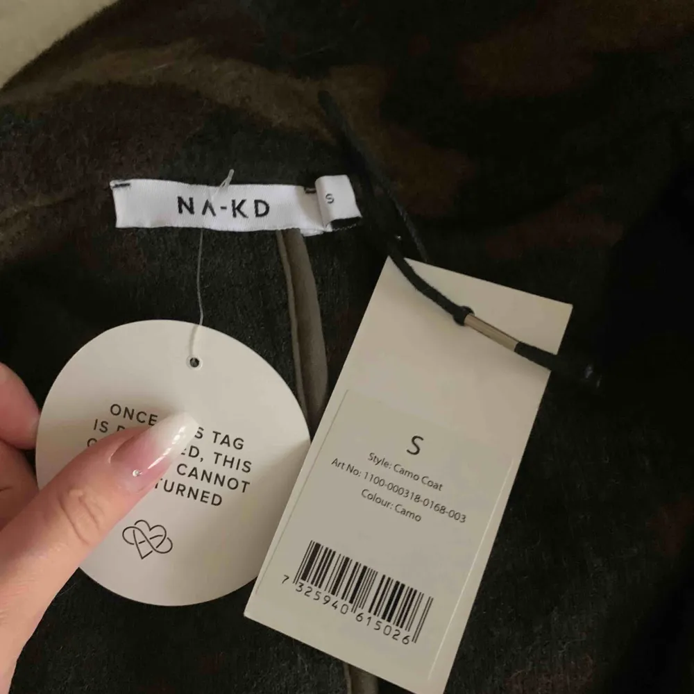 Säljer denna skit snygga camo kappan från NAKD. Den är aldrig använd och Lapparna sitter kvar. Säljer denna då den inte inte passar min stil längre.. Jackor.