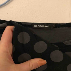  - Marimekko tröja, grå svart prickig, fint skick. Trekvartslång arm