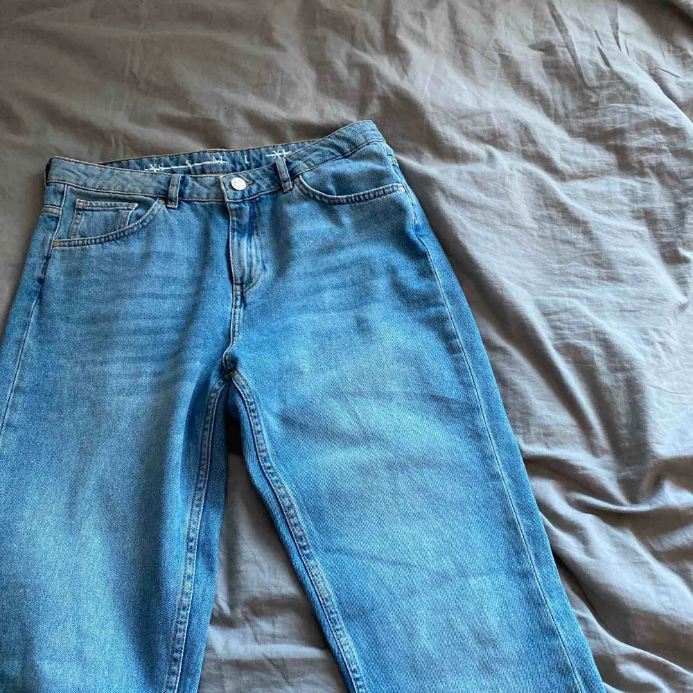 Säljer dessa snygga boyfriend jeansen från bikbok, inköpta för 600kr. Väldigt fint skick, säljer pga är för stora för mig. Köparen står för frakten💕. Jeans & Byxor.