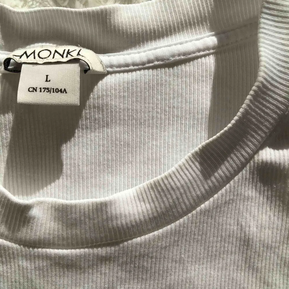 Vit ribbad T-shirt med rundad hals från Monki. Något mindre i modellen, större S eller mindre M. 97% bomull och 3% elastan. Använd ett fåtal gånger. Kan mötas upp alt. skicka.. T-paidat.