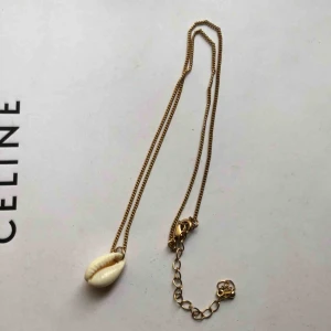  - Superfint enkelt halsband med snäcka. Frakt ingår 🖤🐚