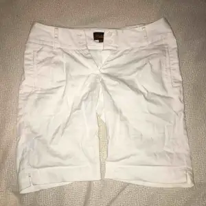 Vita shorts från Island Shop med två vita knappar och en dragkedja på framsidan. 