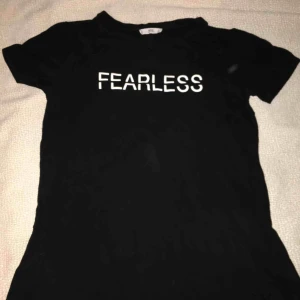  - Lång svart t shirt från mango