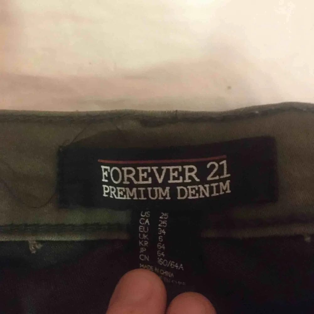 Fina gröna jeans från Forever 21. Tyvärr är de för små för mig. Strl 34. Använda 2 ggr. Dragkedjor vid benen och ett hål vid vänster knä. Frakt tillkommer. Jeans & Byxor.