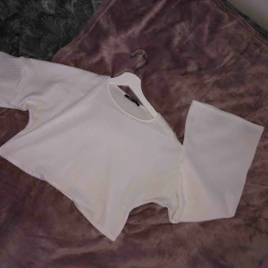  - Jätte söt topp ifrån Gina tricot i nyskick, utsvänga armar