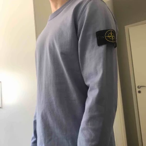  - Äkta Stone Island tröja i violett. 9/10 skick endast använd ett fåtal gånger! 