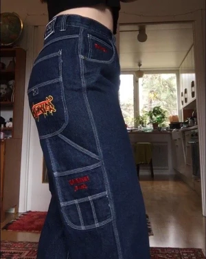 Balla oversize jeans  - Säljer dessa balla unika jeansen som jag använder alldeles för sällan! Dom är väldigt baggy med vita sömmar och flera pads på både fram och baksida. Har mycket fler bilder att skicka om det önskas. ❤❤