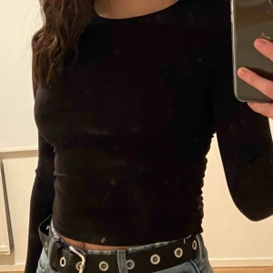  - Nice basic svart topp🥰💘