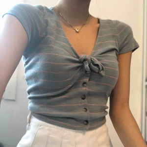  - nyinköpt blå rosa-randig topp med rosett och knappar från american eagle, sparsamt använd och av väldigt mjukt och stretchigt material! 😊 frakt på 22kr tillkommer ✉️