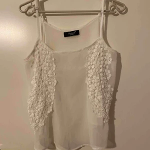  - Vitt genomskinligt linne i M med reglerbara band!