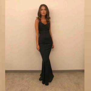  - Säljer min fina klänning som jag hade på vår nian bal. Den är marinblå och är hourglas formad så den går in i midjan. Passformen är så fin. Använt den en gång. 