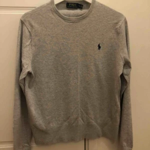  - Grå finatickad ralp lauren polo tröja. Aldrig använd.