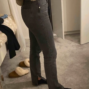  - Populära jeans från Zara med slits, använda flitigt därav lite slitna längst ner. 150+frakt 