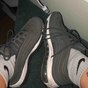 Snygga Nike skor - As snygga gröna Nike Air 97or köpta i London🌟🌟 Tyvärr är dom lite tajta för mig och jag äger för mycket skor än vad jag använder så valde att sälja dem!! Möts upp i Stockholm eller fraktar🤩🤝 Använda ca 2ggr  